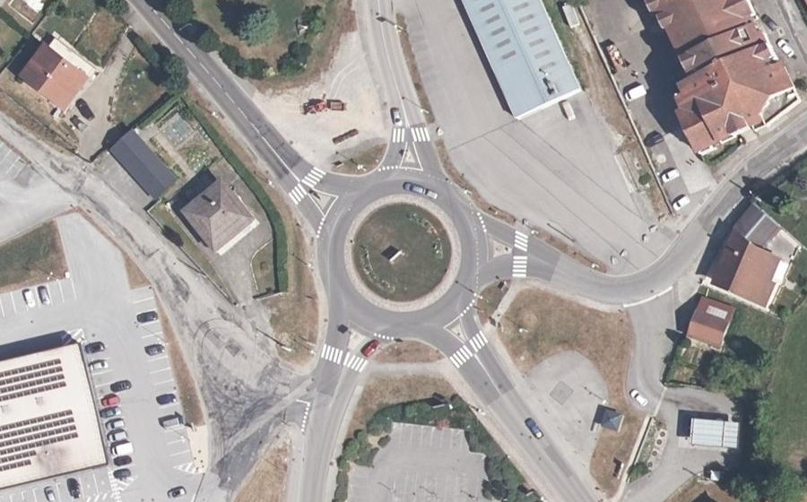 Vue aérienne du Rond-point anonyme n°119897801