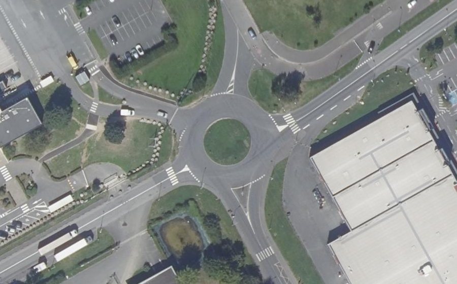 Vue aérienne du Rond-point anonyme n°120137805