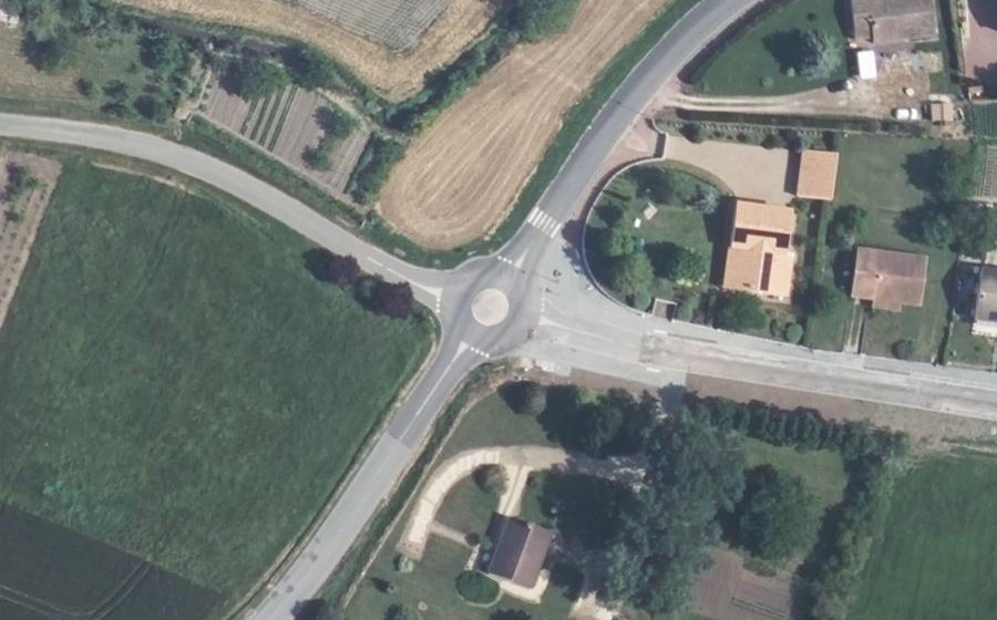 Vue aérienne du Rond-point anonyme n°120327605