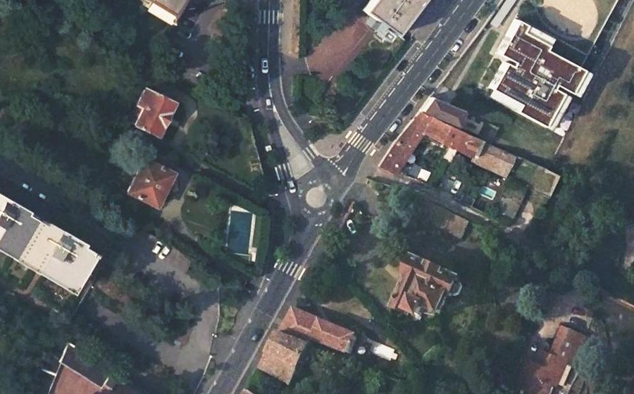 Vue aérienne du Rond-point anonyme n°120398625