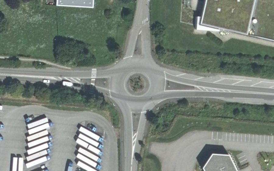 Vue aérienne du Rond-point anonyme n°120532037
