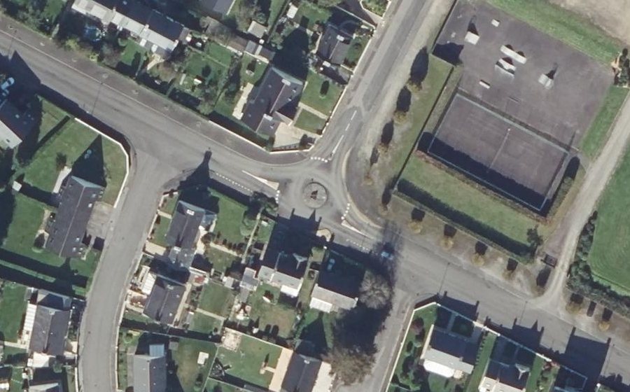 Vue aérienne du Rond-point anonyme n°120585320