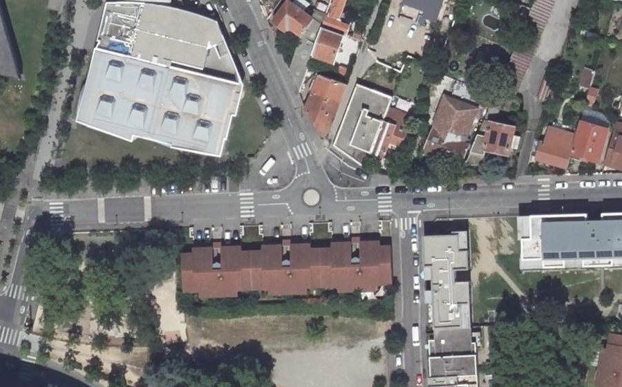 Vue aérienne du Rond-point anonyme n°1206232262