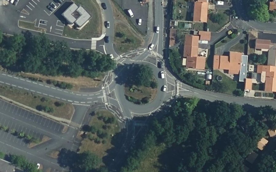 Vue aérienne du Rond-point anonyme n°120674771