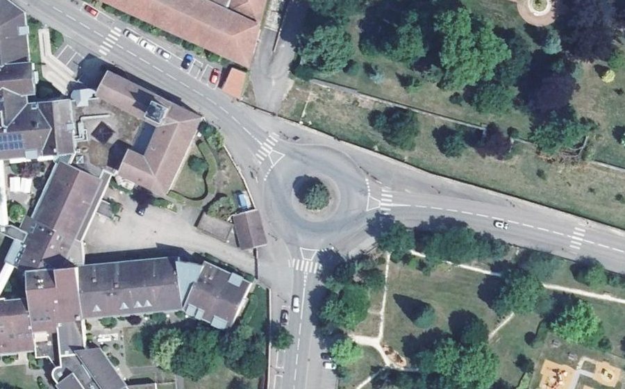 Vue aérienne du Rond-point anonyme n°120785817