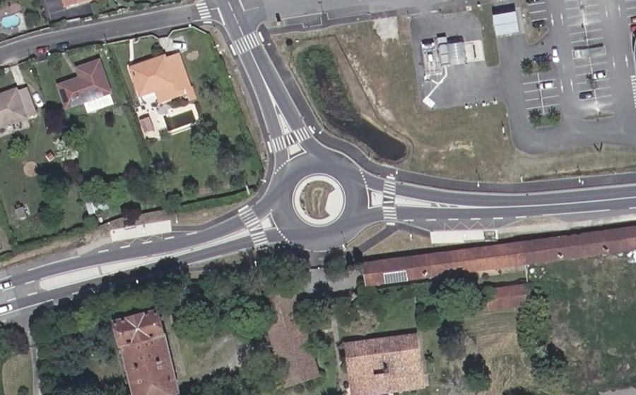 Vue aérienne du Rond-point anonyme n°1208266483