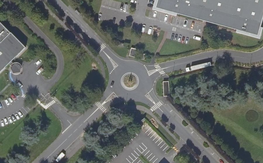 Vue aérienne du Rond-point anonyme n°120859986