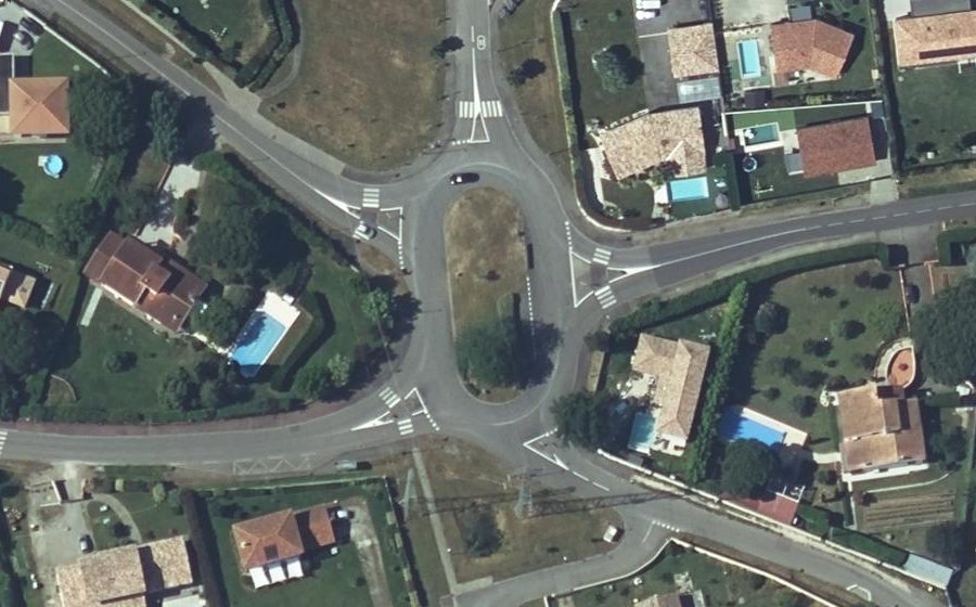 Vue aérienne du Rond-point anonyme n°120861192