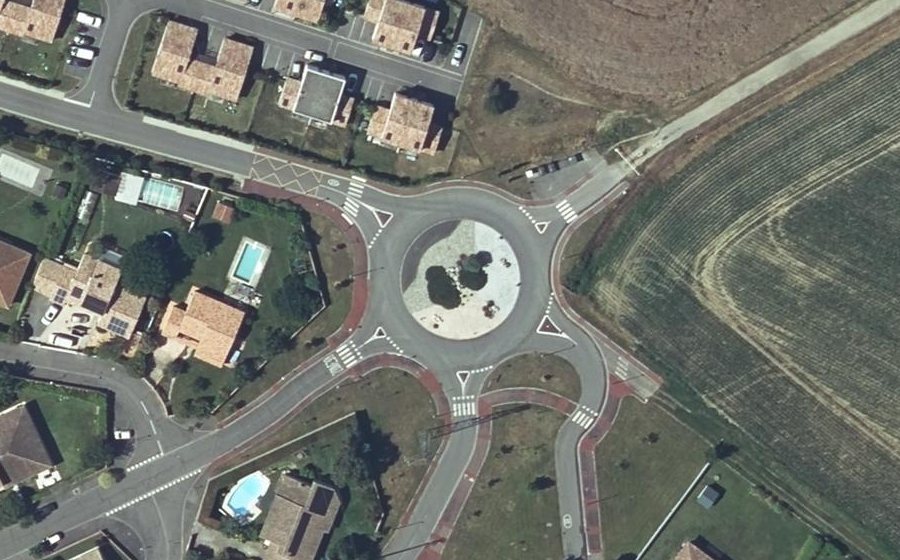 Vue aérienne du Rond-point anonyme n°120861198