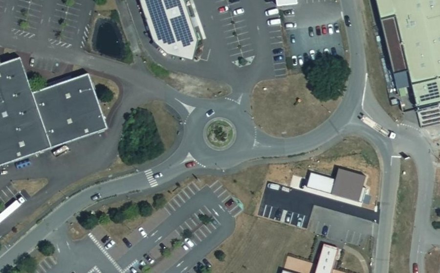 Vue aérienne du Rond-point anonyme n°120873020