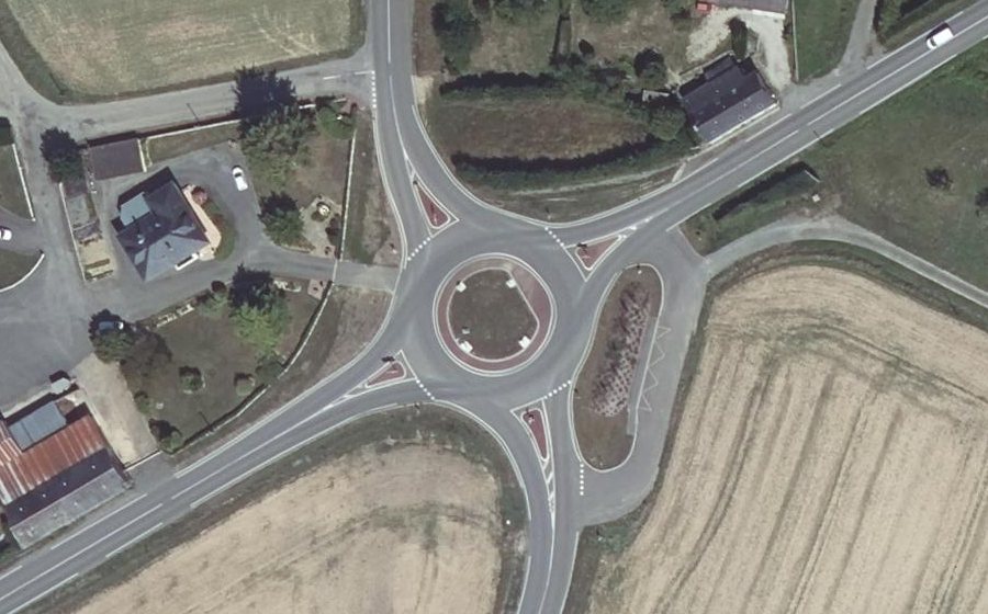 Vue aérienne du Rond-point anonyme n°1209352864