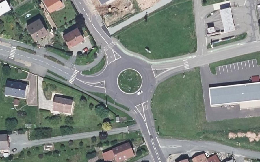 Vue aérienne du Rond-point anonyme n°120936375