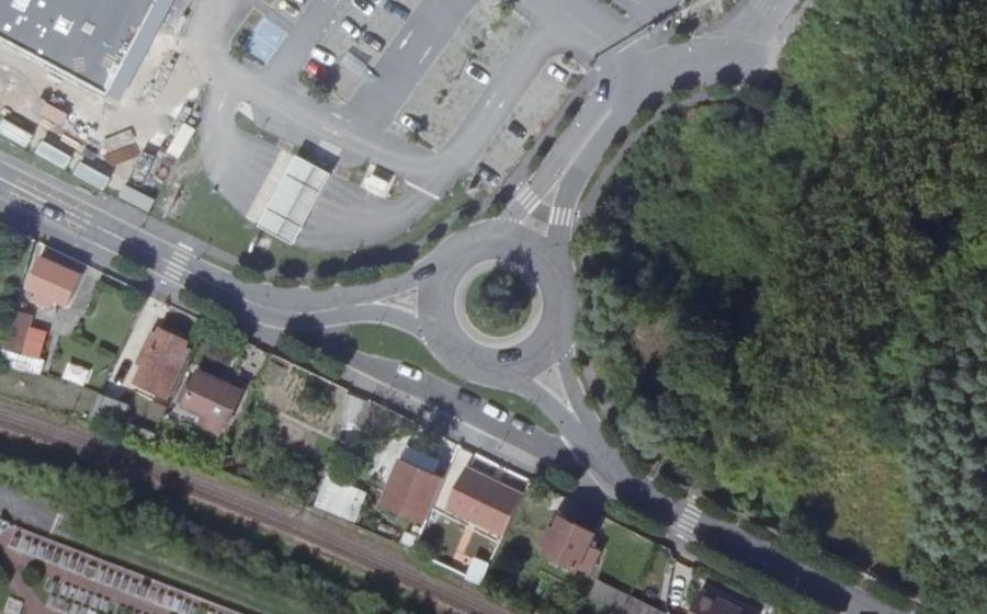 Vue aérienne du Rond-point anonyme n°121122974