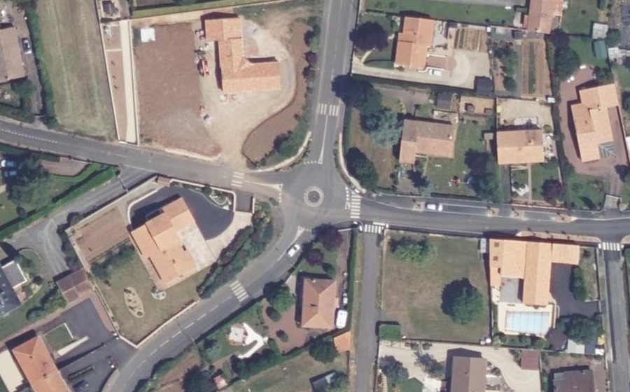 Vue aérienne du Rond-point anonyme n°121252468