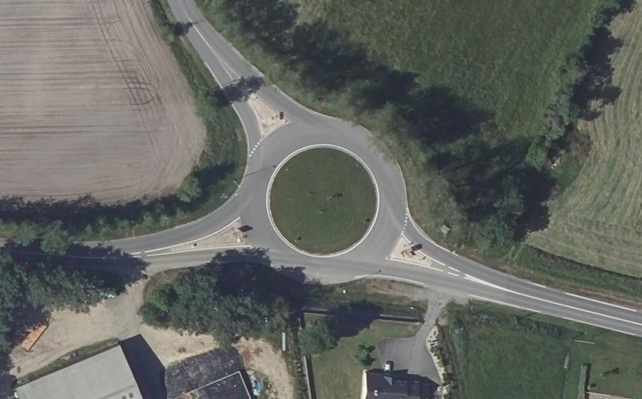 Vue aérienne du Rond-point anonyme n°121290314