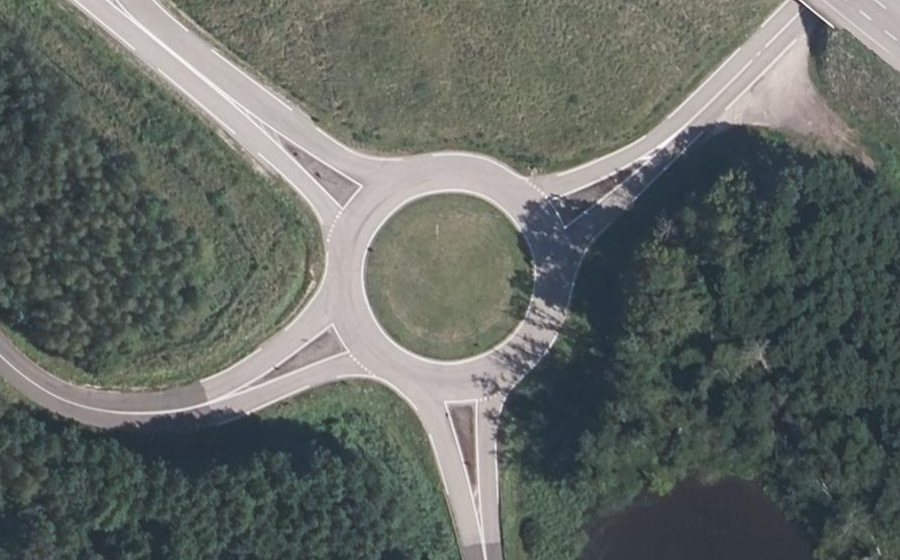 Vue aérienne du Rond-point anonyme n°121374603