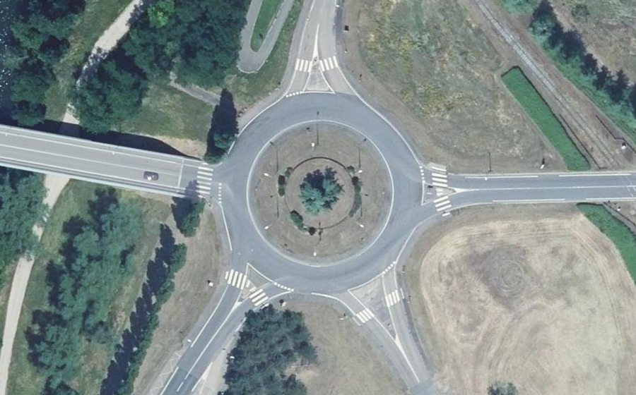 Vue aérienne du Rond-point anonyme n°121396448