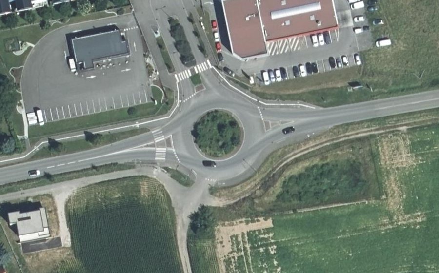 Vue aérienne du Rond-point anonyme n°121408812