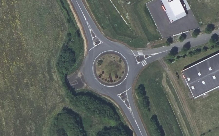 Vue aérienne du Rond-point anonyme n°121476006