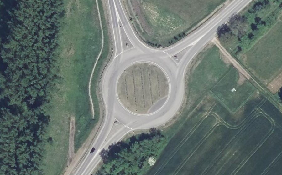 Vue aérienne du Rond-point anonyme n°121477692