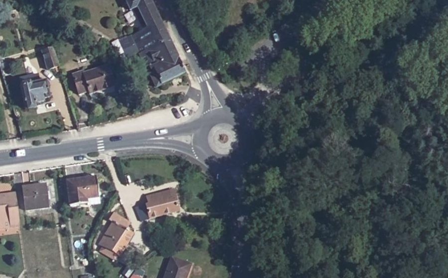 Vue aérienne du Rond-point anonyme n°1215148402