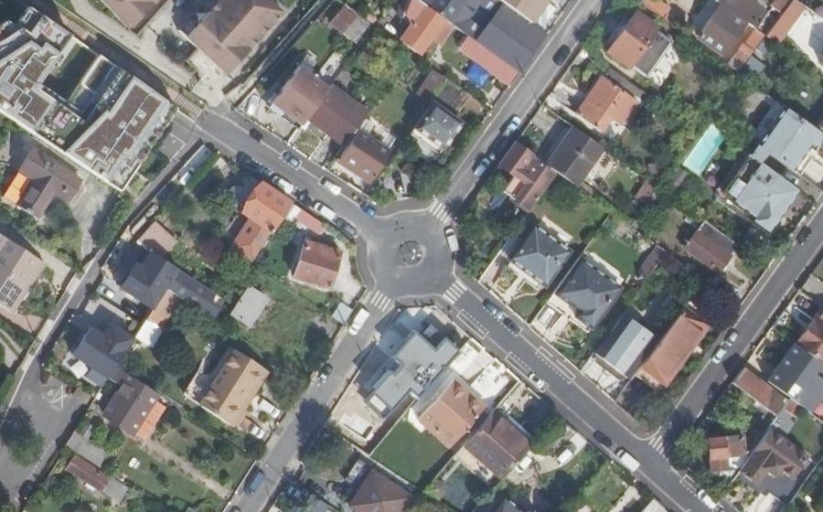 Vue aérienne du Rond-point anonyme n°1215627280