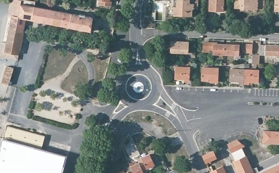 Vue aérienne du Rond-point anonyme n°121564283
