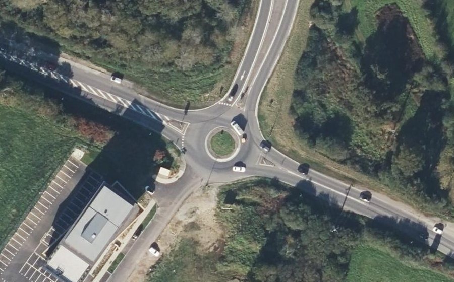 Vue aérienne du Rond-point anonyme n°121613643