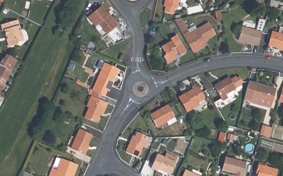 Vue aérienne du Rond-point anonyme n°121648843