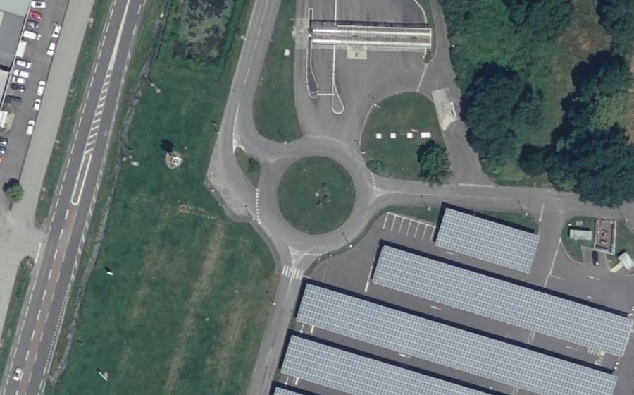 Vue aérienne du Rond-point anonyme n°121675031