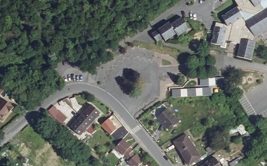 Vue aérienne du Rond-point anonyme n°121675439
