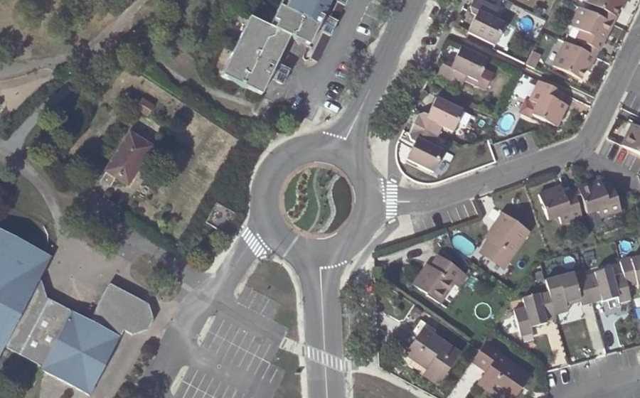 Vue aérienne du Rond-point anonyme n°121694626