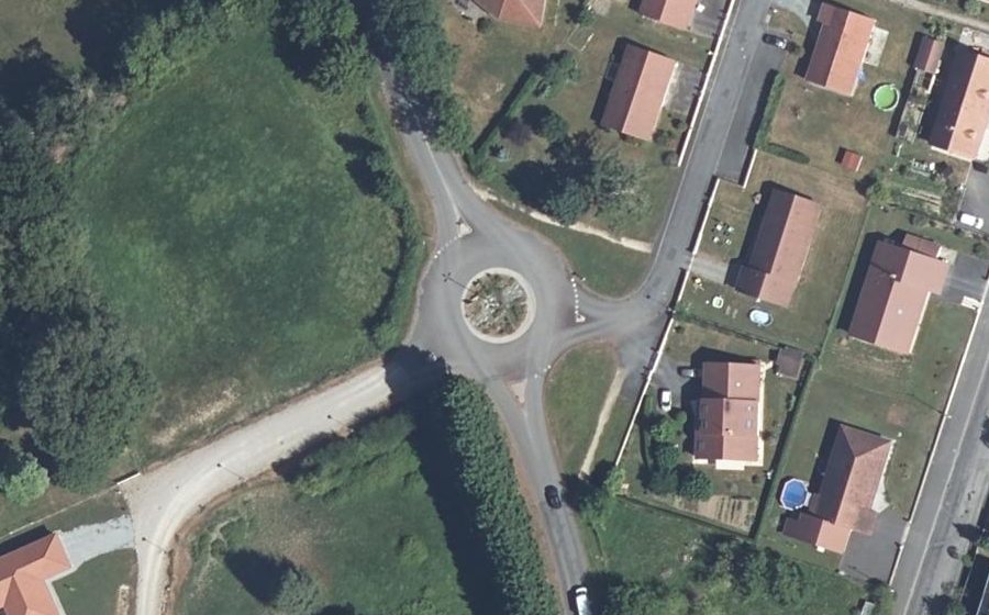 Vue aérienne du Rond-point anonyme n°121736049