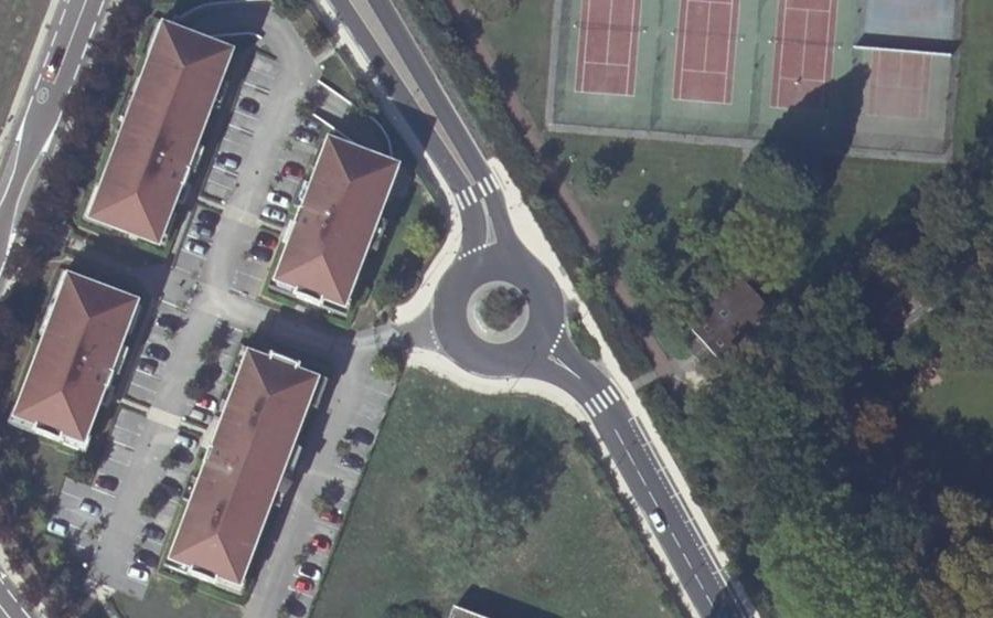 Vue aérienne du Rond-point anonyme n°121762115