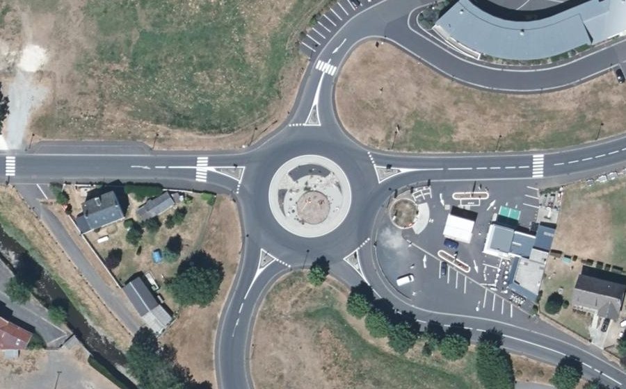 Vue aérienne du Rond-point anonyme n°121795751