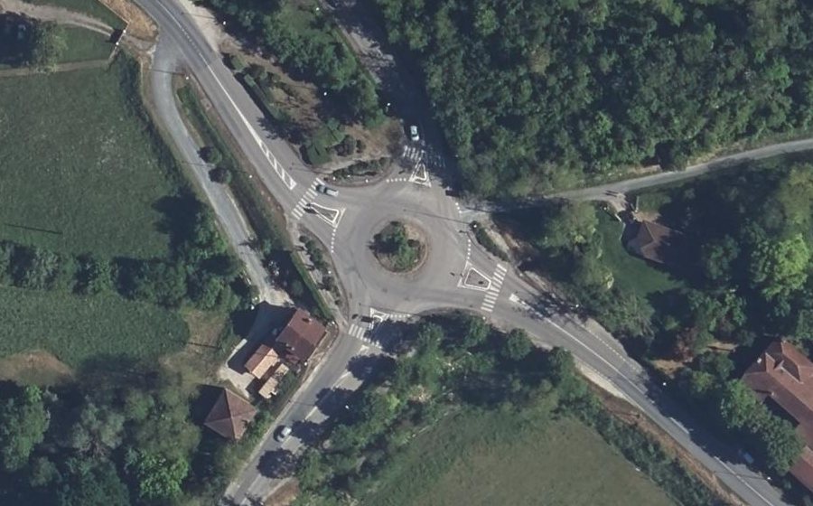 Vue aérienne du Rond-point anonyme n°121839460