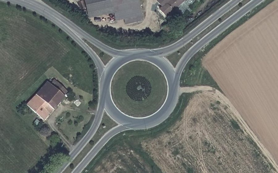 Vue aérienne du Rond-point anonyme n°121839463