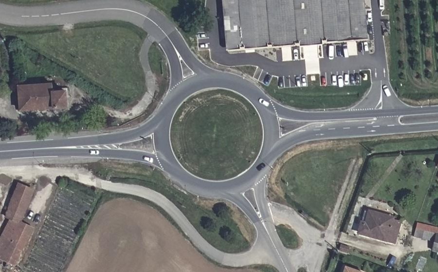 Vue aérienne du Rond-point anonyme n°121839465