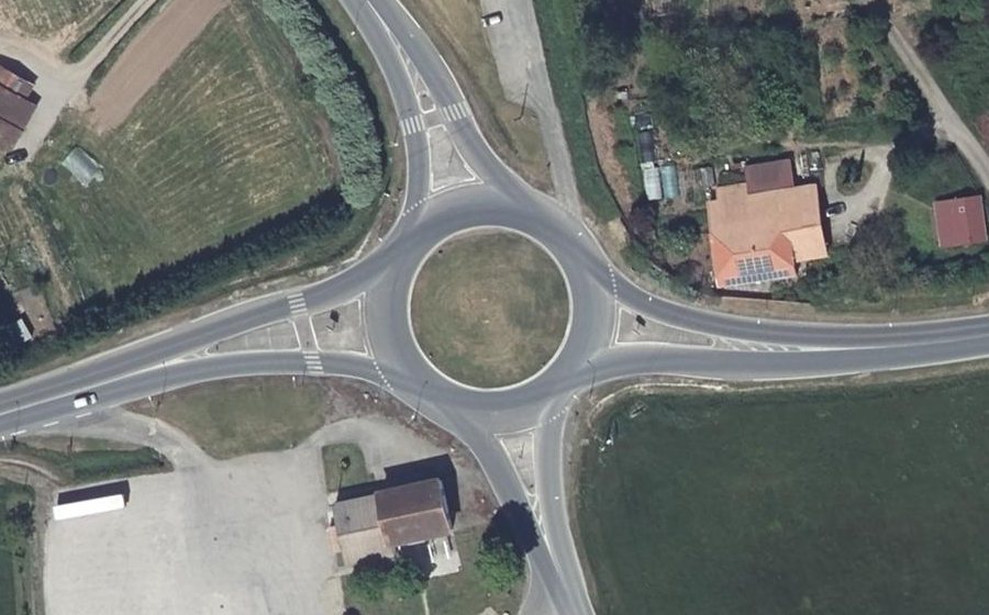 Vue aérienne du Rond-point anonyme n°121848549