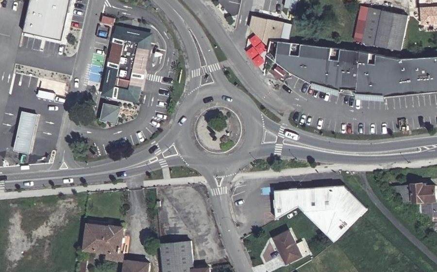 Vue aérienne du Rond-point anonyme n°121848553