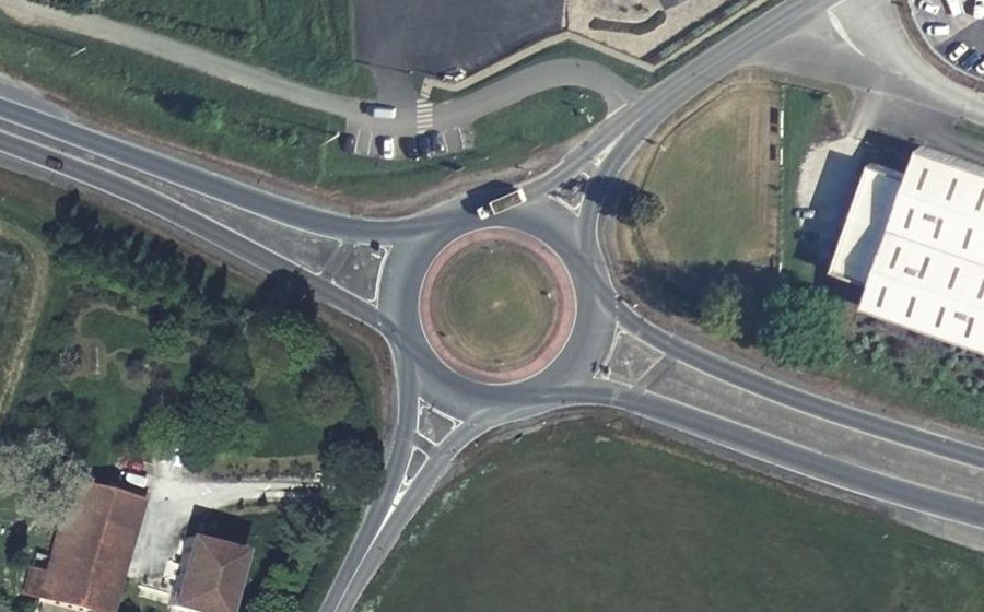 Vue aérienne du Rond-point anonyme n°121851101