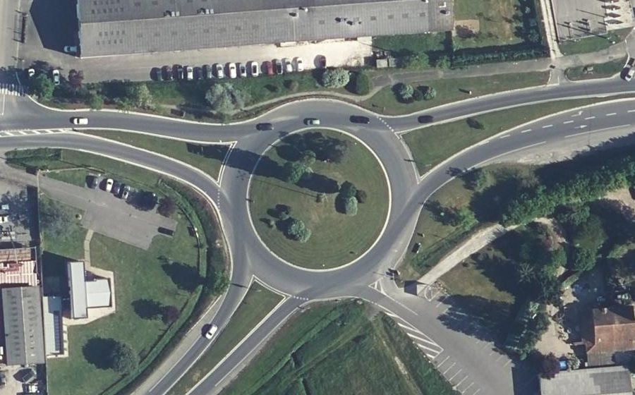 Vue aérienne du Rond-point anonyme n°121851105