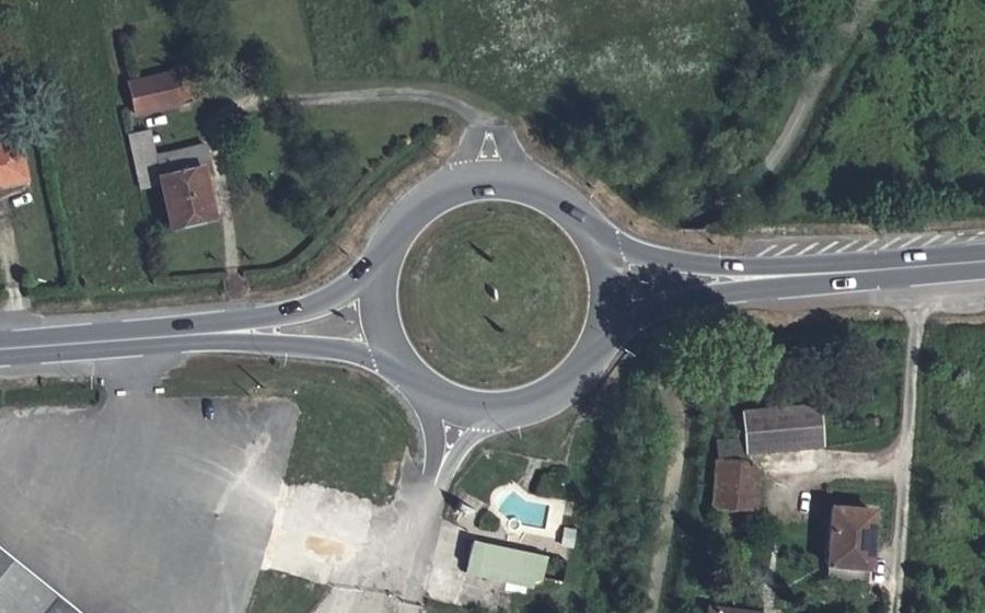 Vue aérienne du Rond-point anonyme n°121851697