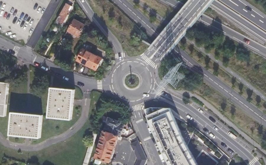 Vue aérienne du Rond-point anonyme n°121854855