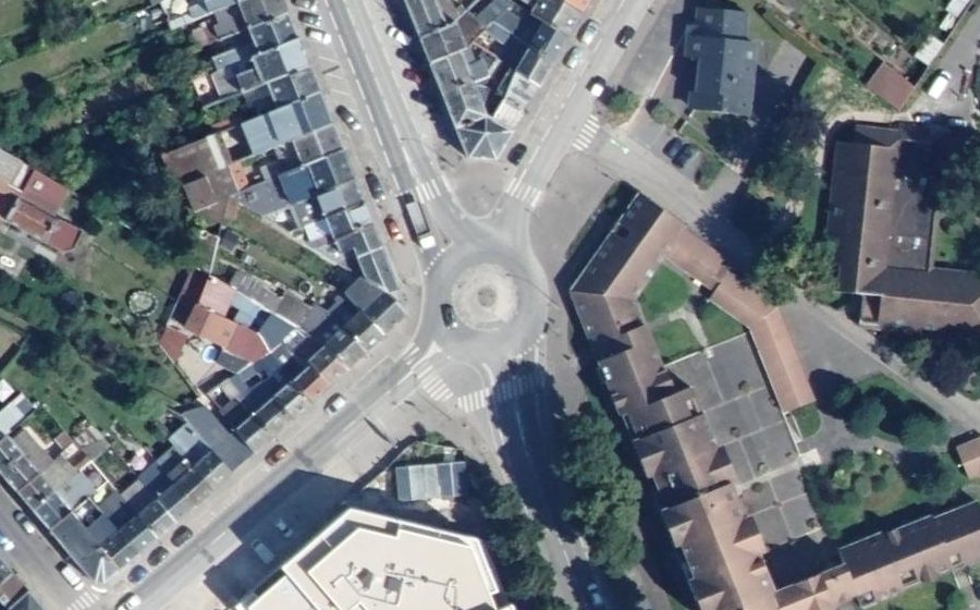 Vue aérienne du Rond-point anonyme n°121888411