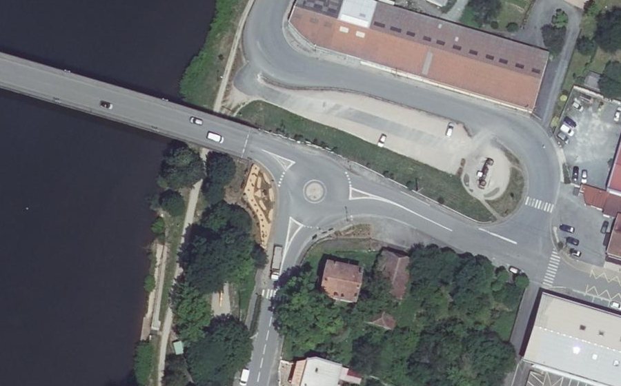 Vue aérienne du Rond-point anonyme n°121940785
