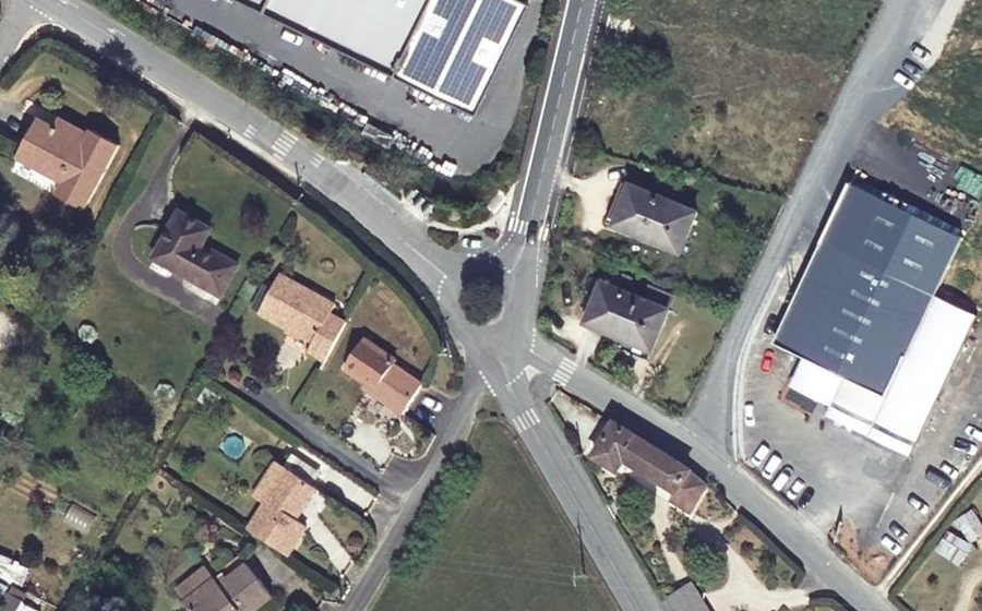 Vue aérienne du Rond-point anonyme n°122050420