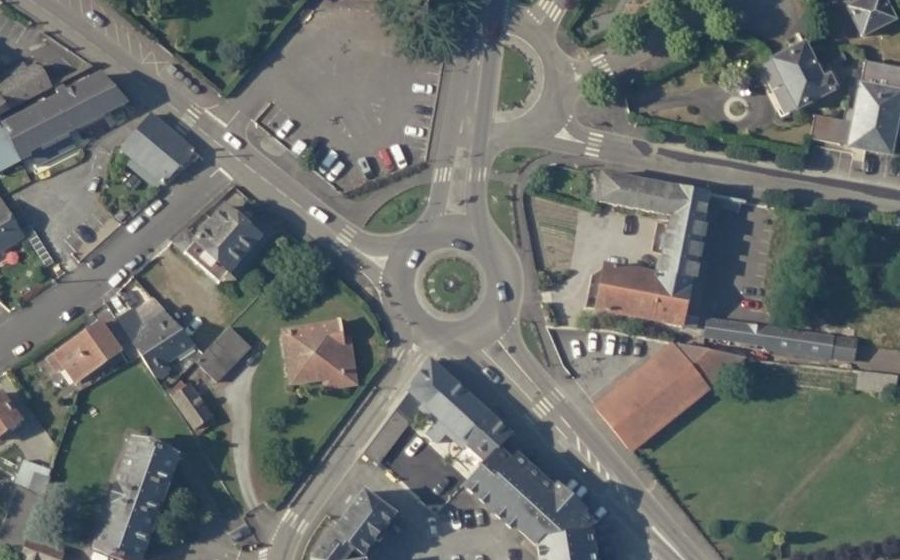 Vue aérienne du Rond-point anonyme n°122075203