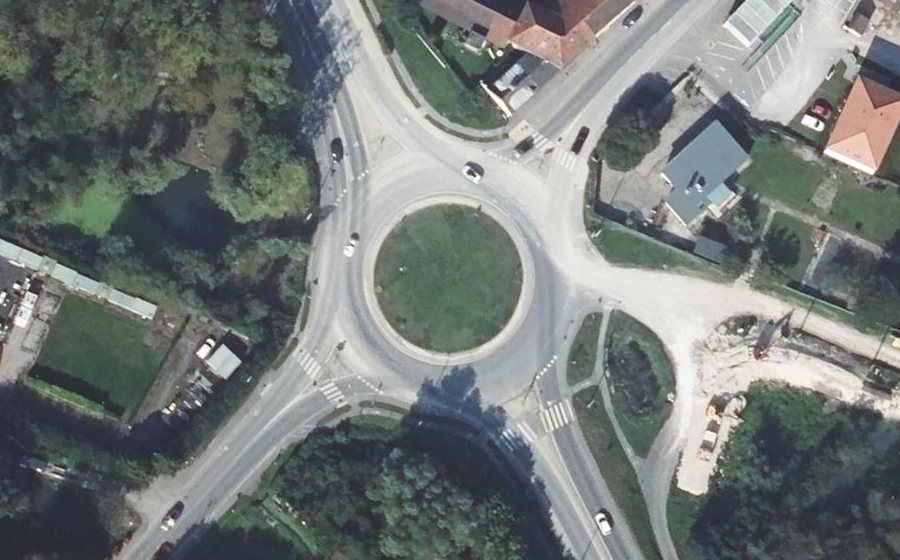 Vue aérienne du Rond-point anonyme n°122079275