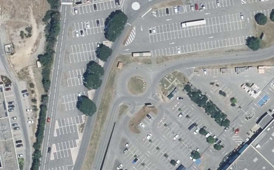 Vue aérienne du Rond-point anonyme n°122079943